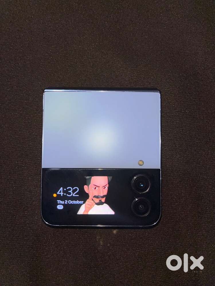 Samsung Galaxy Z Flip4 256GB – Excellent Condition – With Box & Bill
