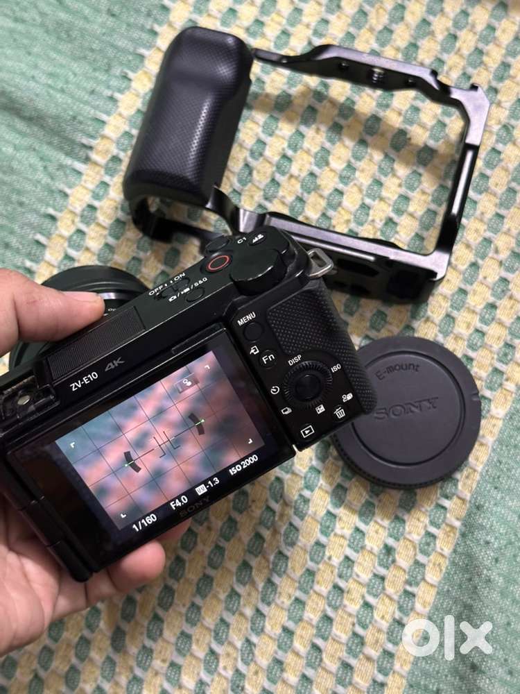 Sony zv-e10 full suoer condition sell urgently with kit lens also