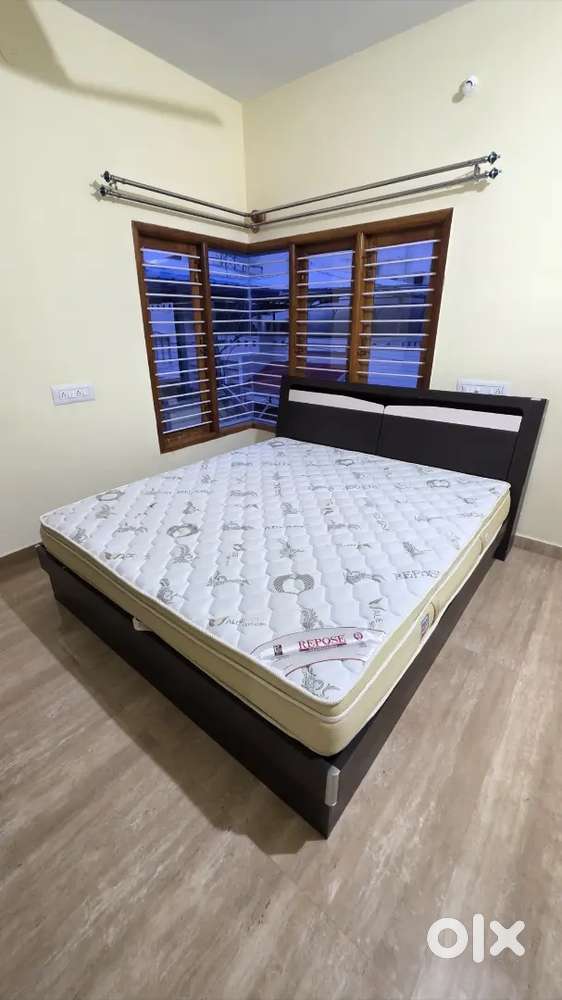 Royal oak cot with Repose Bed..