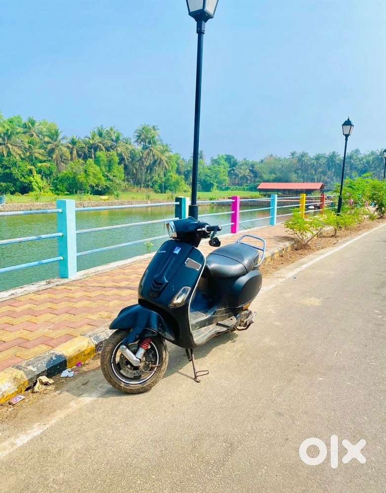 Vespa sxl 125 black colour