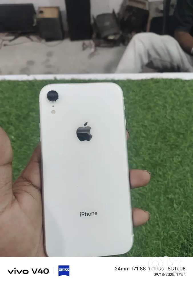 iPhone xr 128gb battery health 75%