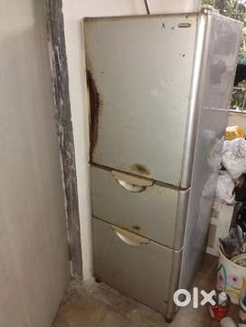 Hitache Fridge/ Refrigerator 300 LTR
