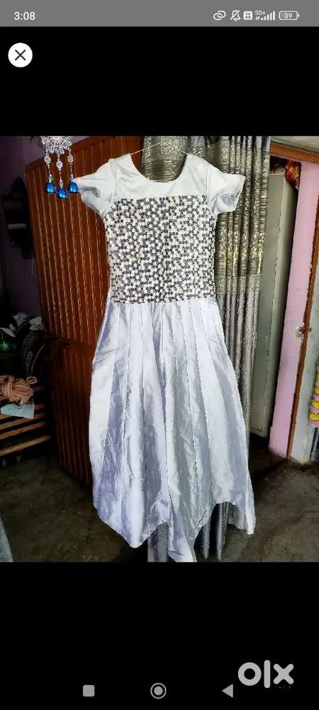 LongGrown Georgette Kapda ka gown hai
