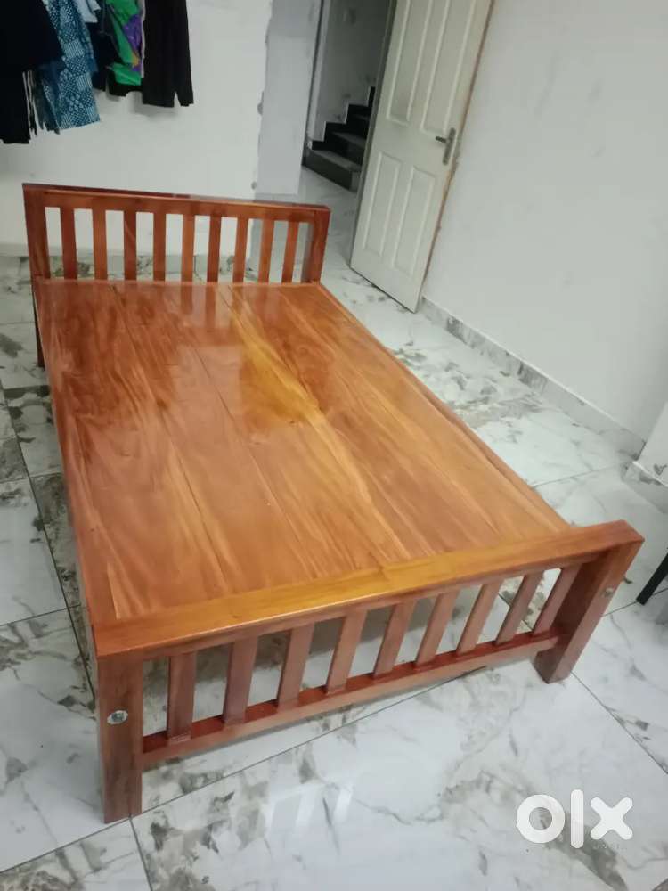 Mahagony double cot 6000/-