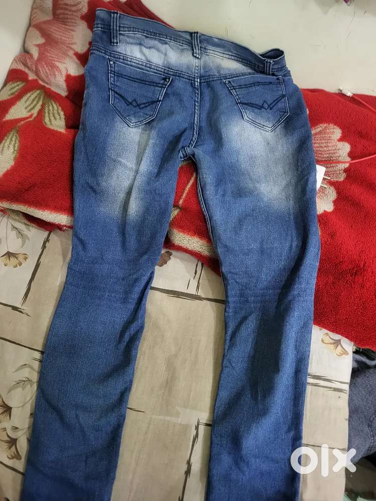 Blue Distressed Denim Jeans – Comfortable Fit & Trendy Look