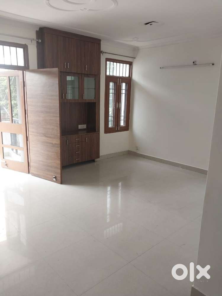 SALE FLAT Wellingtone height (2bhk)117 sector