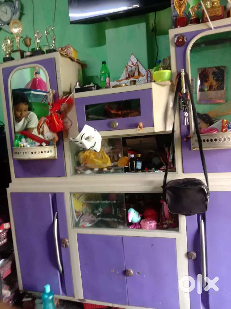 3 years old showcase all condition ok but leg damage