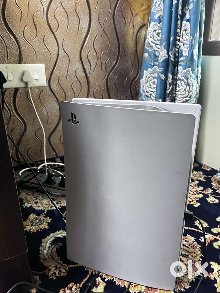 ps5 with two controlers and with 4to5 games