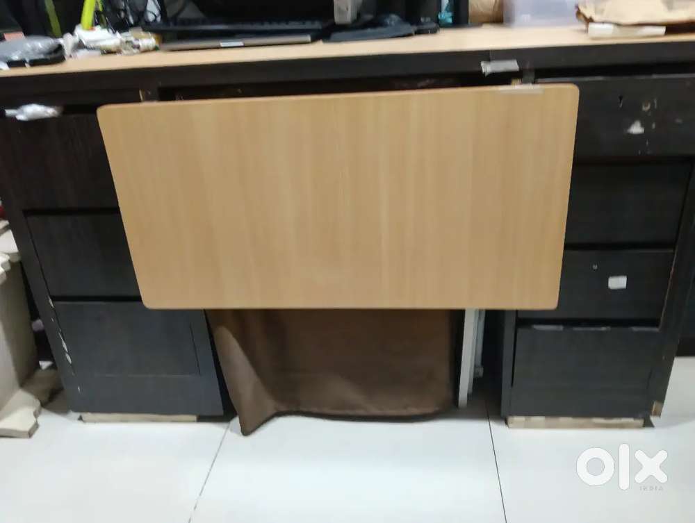 Computer table with 2 side storage