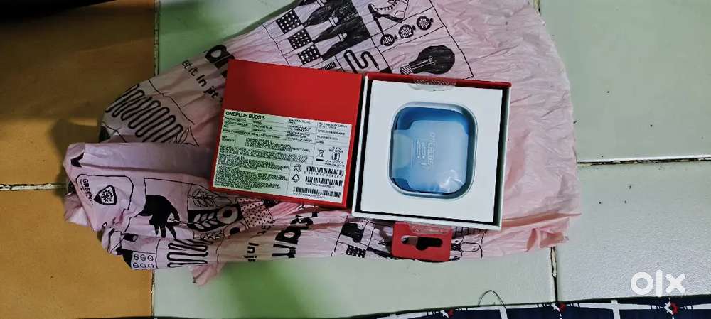 Oneplus buds 3 glossy blue colour
