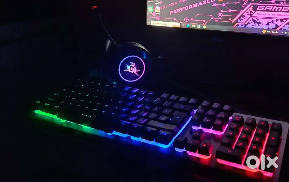 Gaming keyboard and headphones