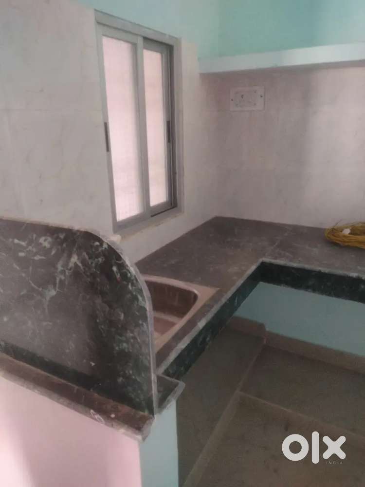 2 bhk room girl partner chahiye