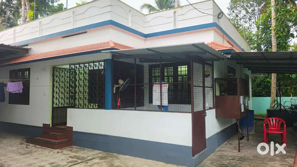 It's 2bhk house.near vidhyadiraja homeo college Karakamandapam.