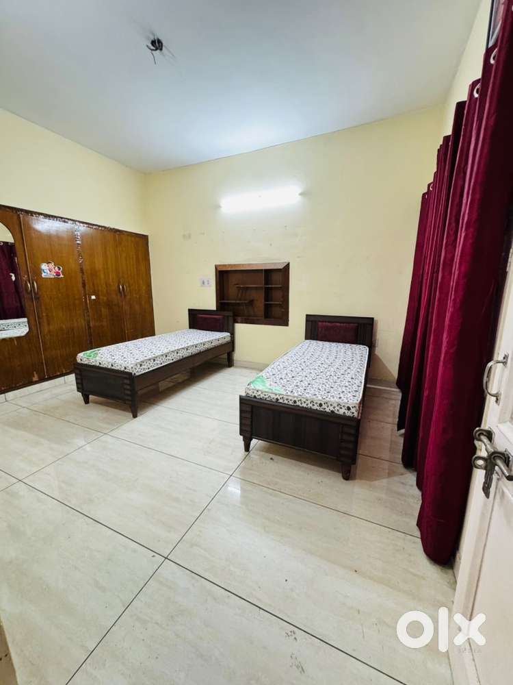 Pg for girls with and without food nearby sec 74 75 ind area 8b