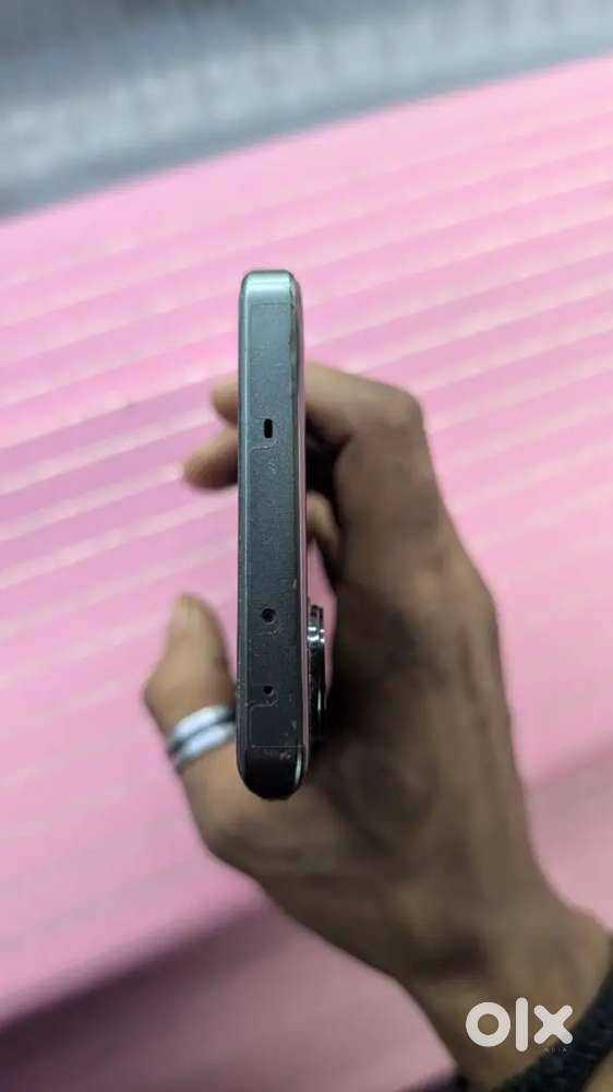 Realme GT 6t 8/256 mein hai