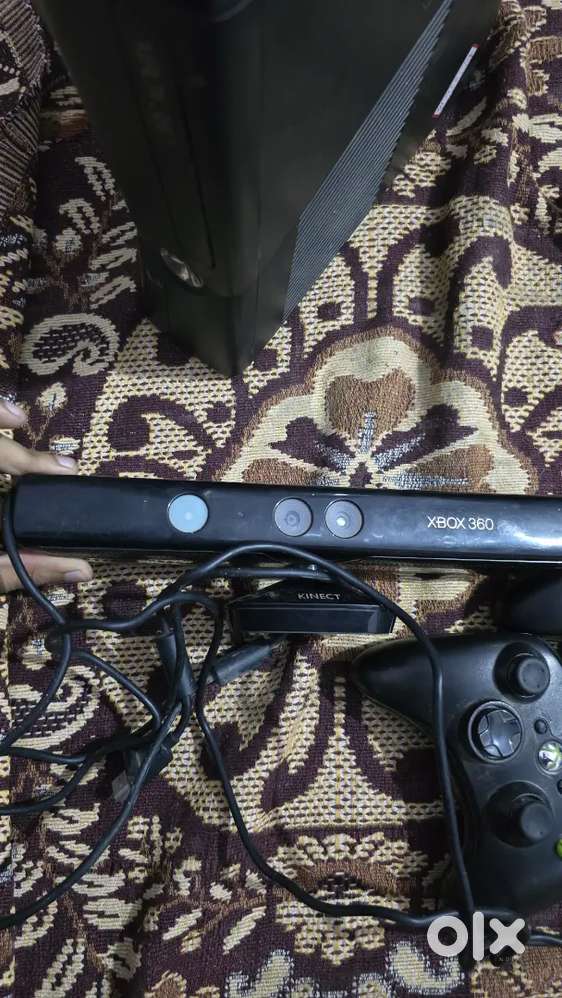 Xbox360 with kinect and 80 games in it