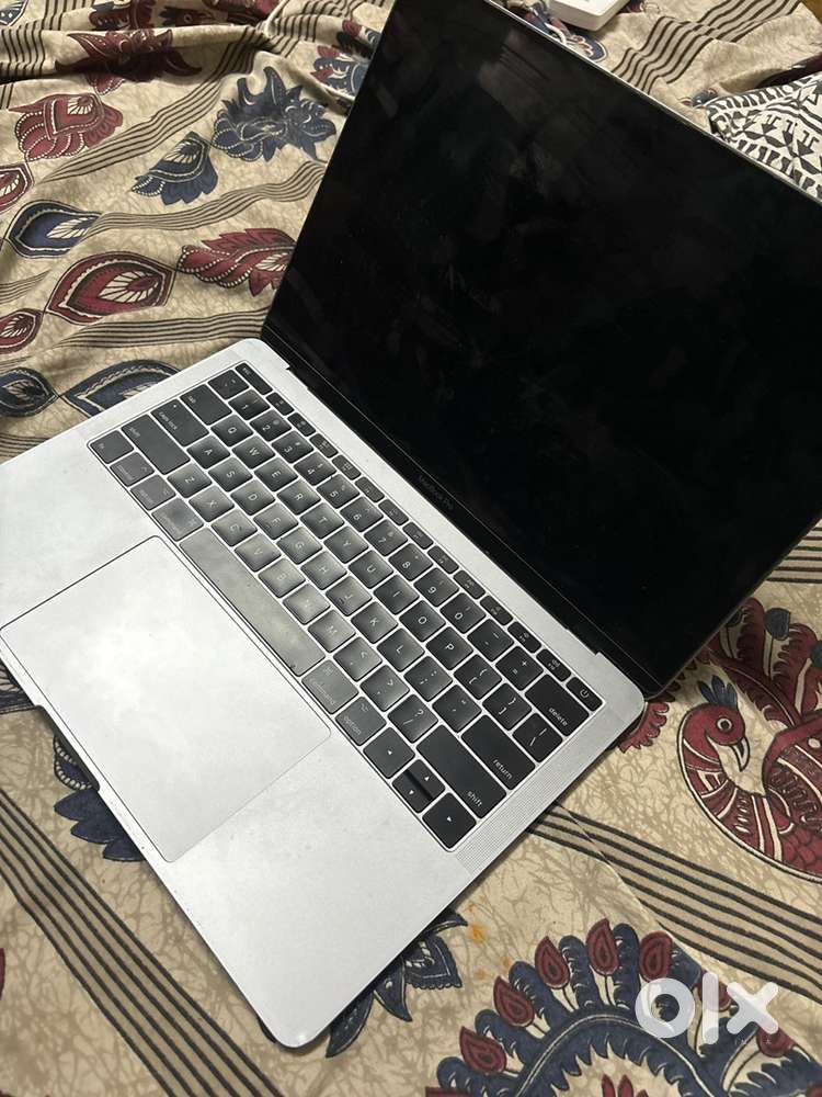 Apple macbook i5 256gb mint condition