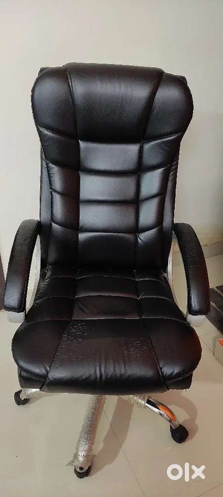I'm selling Office Table, Office Chair 
plastic chairs, Vivo V25