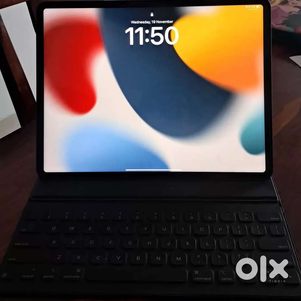 iPad Pro 12.9 5th Gen (2022) 128GB Wi-Fi + Apple Smart Keyboard