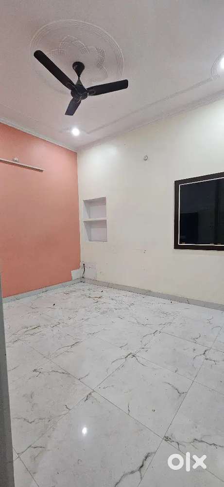 Singh Property Dealer 4 BHK Flat Rent In House Nevada Sunderpur VNS.