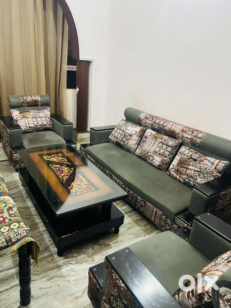 Sofa set 5 seater with table