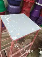 Lohe ka stool hai, 5 fit unchai hai, 15*15 inch ka top hai