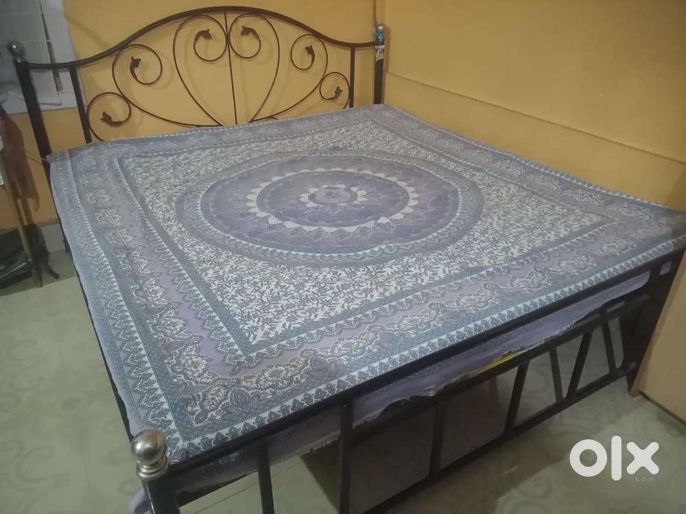 King size metal bed
