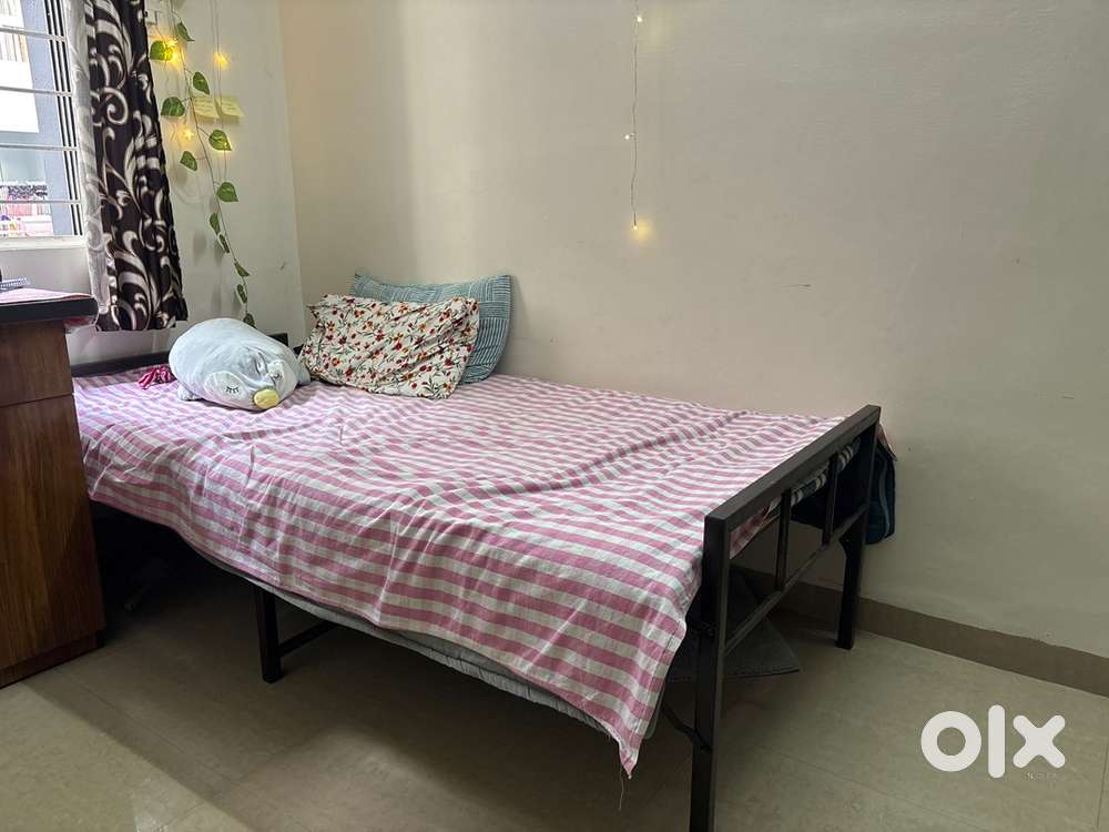 Single foldable bed