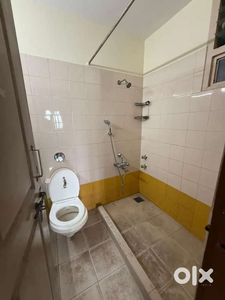 I AM BRlOKER)VEGETARIAN only 1BHK HOUSE KODIYALGUTU 2ND FLOR 6000RENT