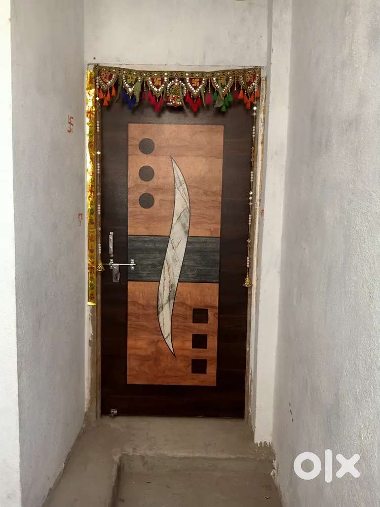 R 1bhk 450 square feet me bana hai  1 room 1 hall kichan letbath