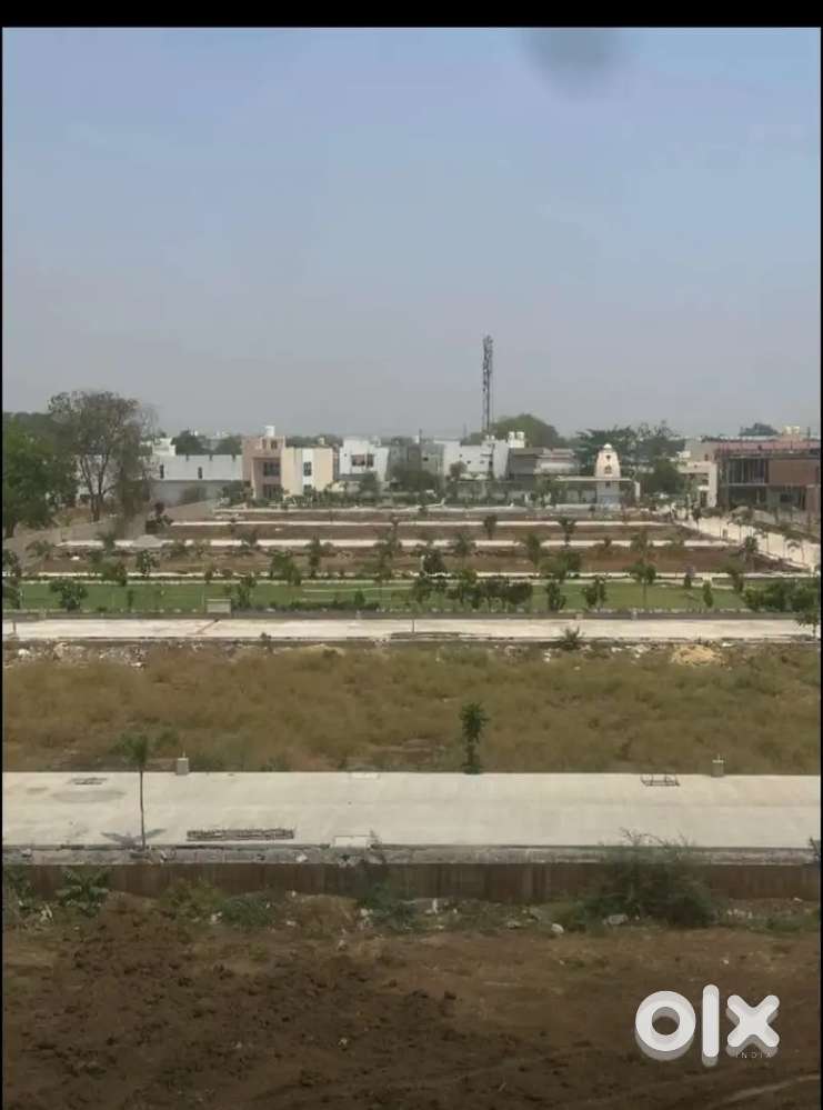 भाटागाँव बस स्टैंड से मात्र कुछ ही दूरी पर।