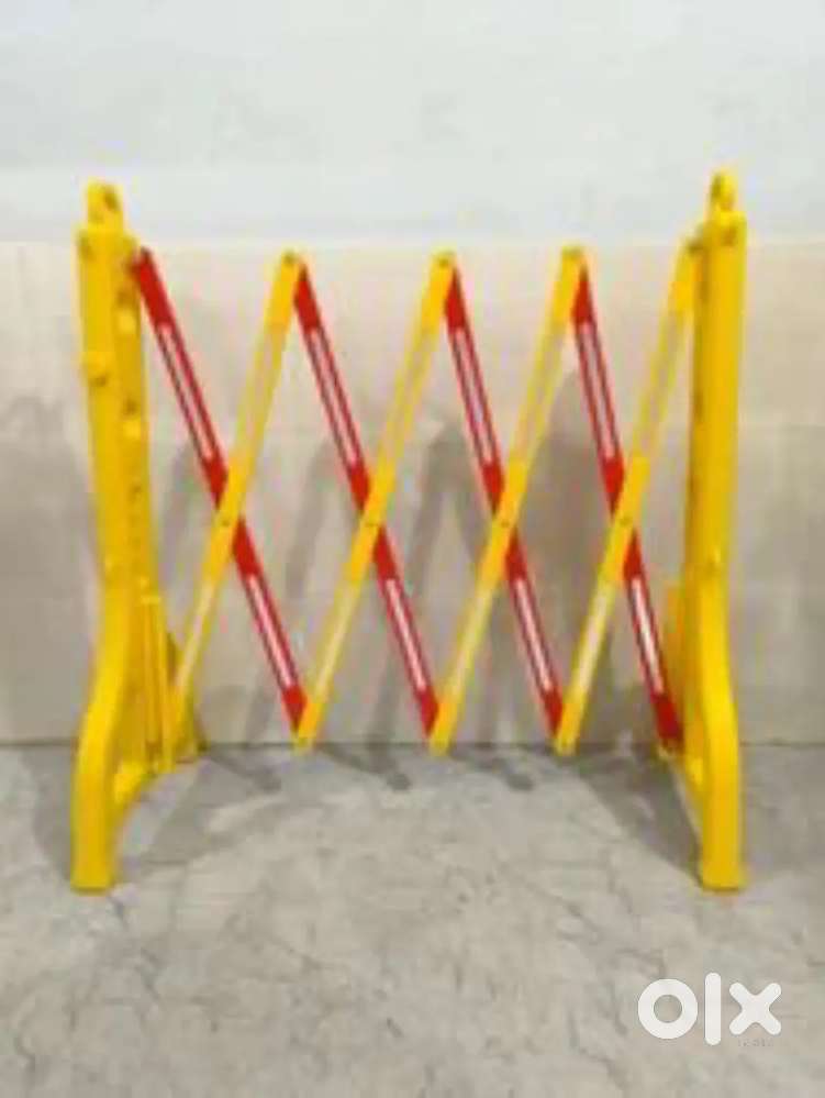 Plastic expandable barricade