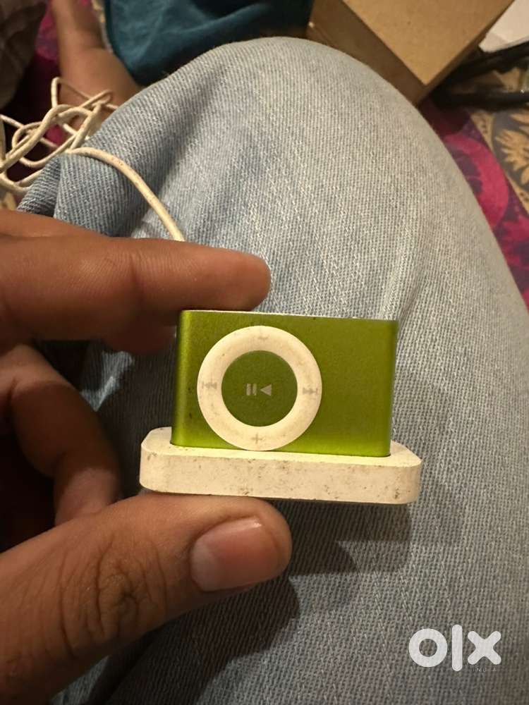 Apple ipod suffle green and silver with charger working condition