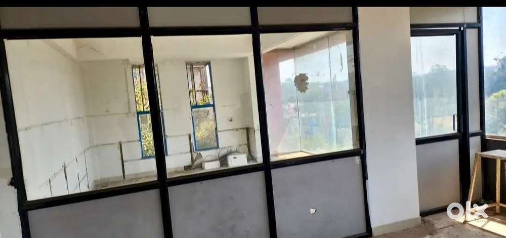 Jindal powder coated एल्यूमिनियम पार्टीशन एकदम नवीन सारखे विकने आहे