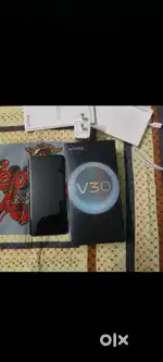 Vivo v30 Ram 8/128 koi kmi nhi h. Charger bill box sb kuch milega