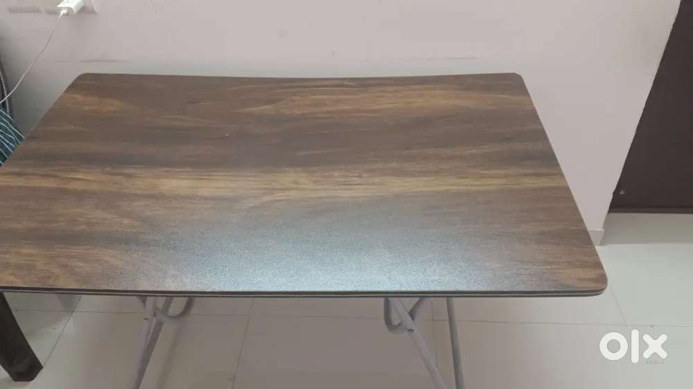 Foldable dining table