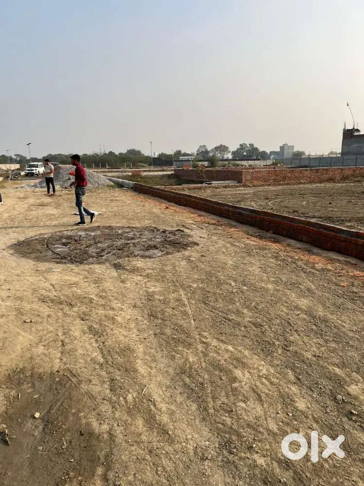 Lucknow stadiums se 3 KM ke duri pr plot