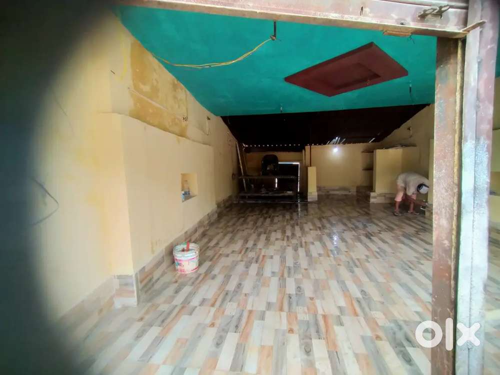 Restaurant kiraye me dena hai main road Apollo hospital ke samne