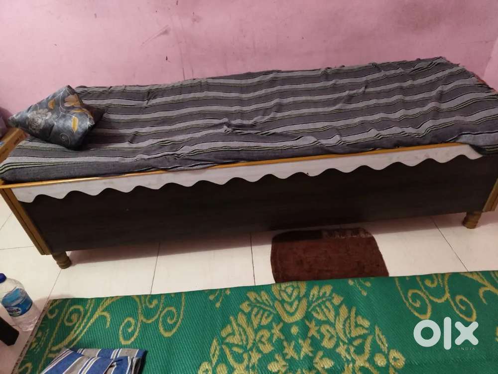 Single bachelor bed in Good condition