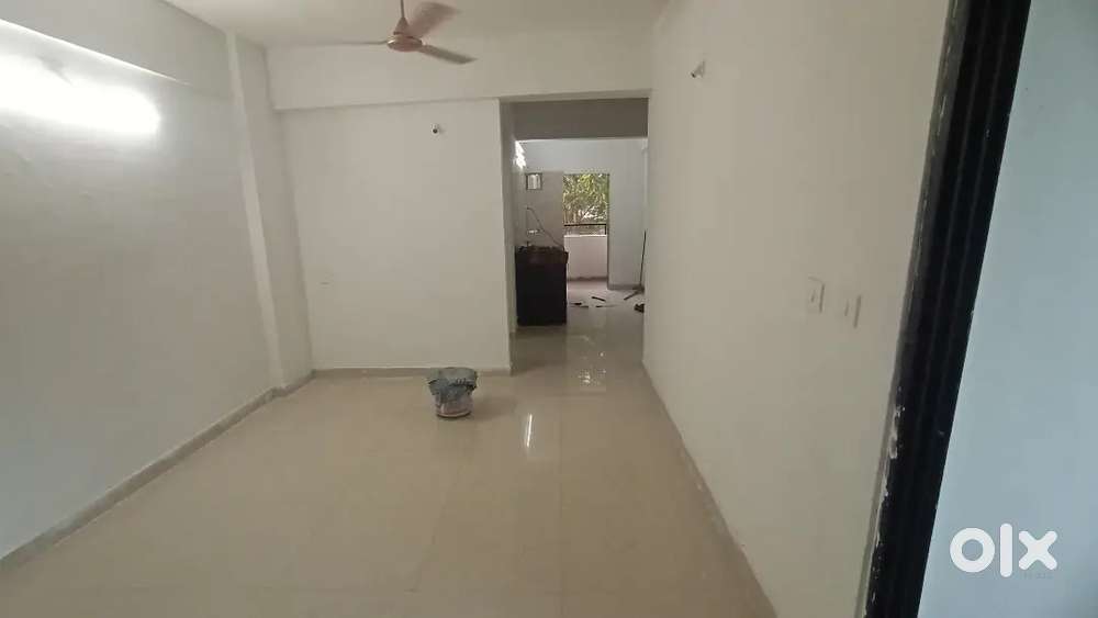 Unfurnished 3.5bhk flat for rent at Subhanpura samta nr. Suresh bhajia