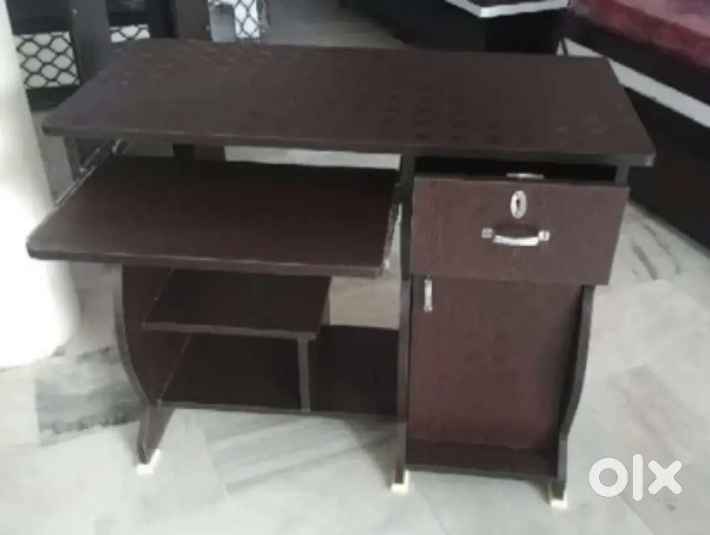 Computer table