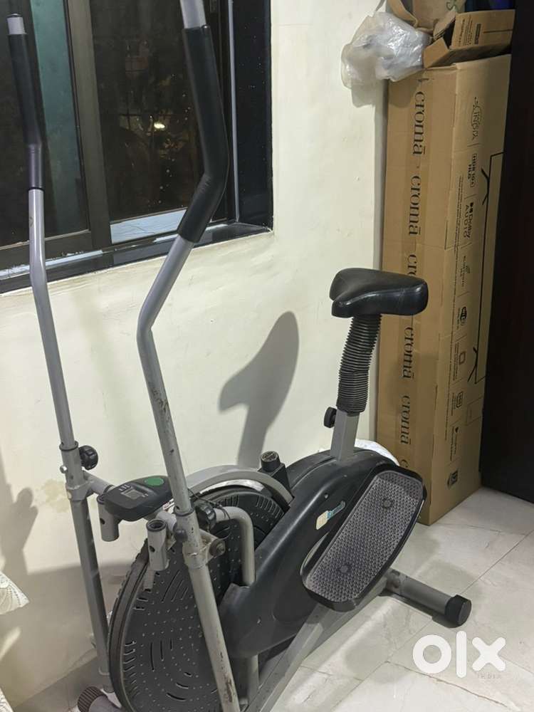 Its a ELIPTICAL CYCLE, manucally functioning, used as a GYM MACHINE.