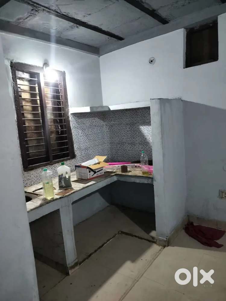 Room mein do Bande rhete  h do aur band ki required h