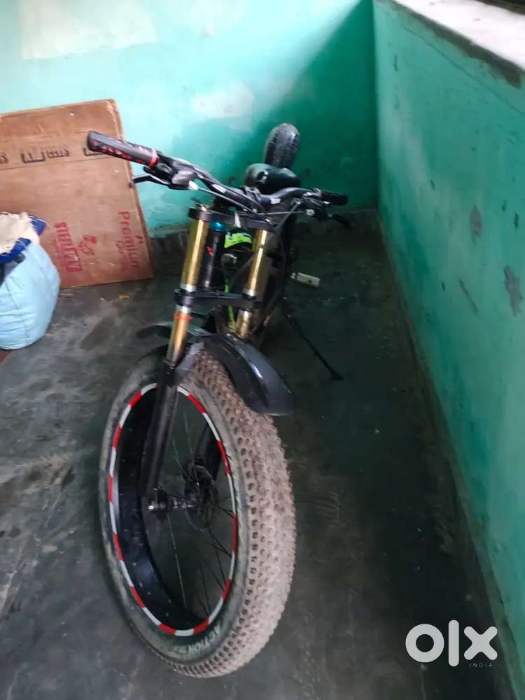 Avon fat bike with gare and desk nrack