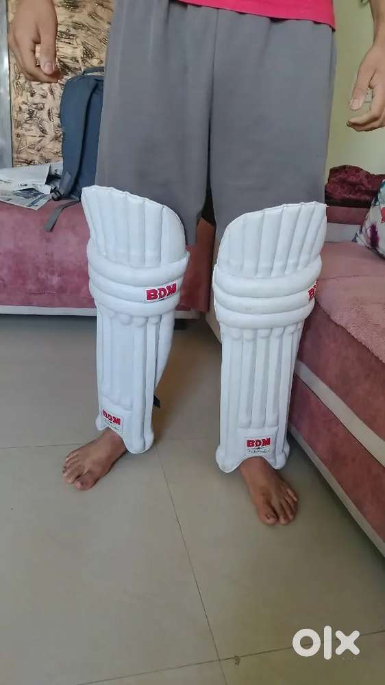 BDM cricket pads