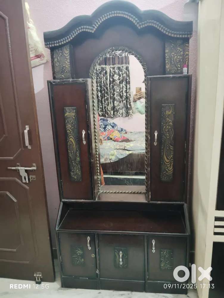 Dressing Table with makeup stool in very good condition