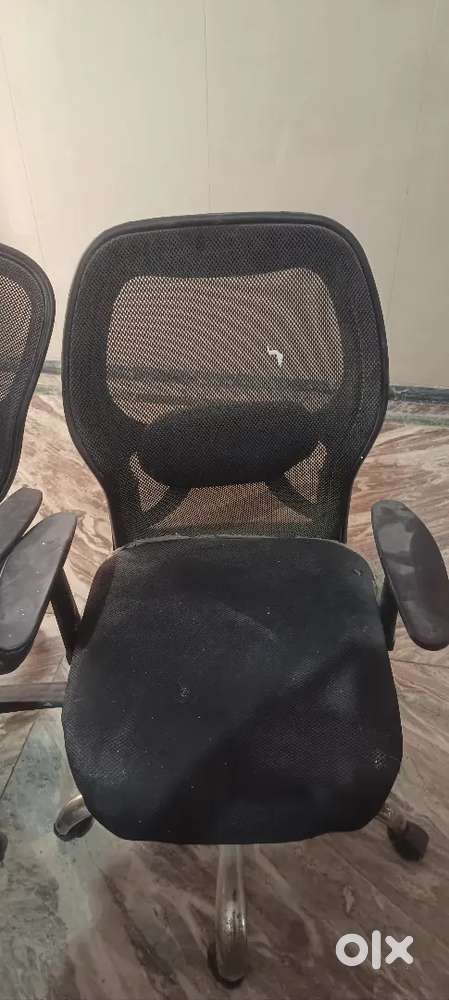 3 office chairs and 1 computer tebal for sell in good condition