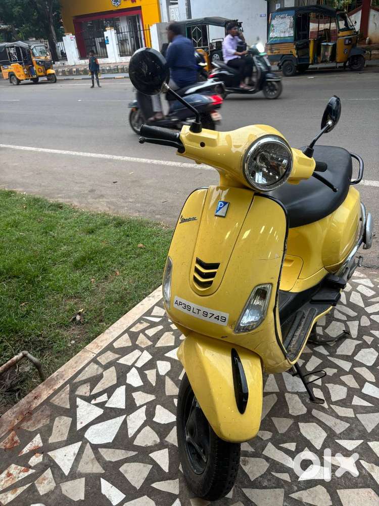 Vespa Yellow 2021 petrol