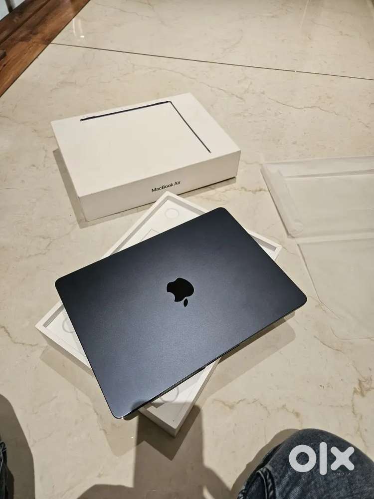 Brand new apple macbook air M3/8GB/256GB variant/WARRANTY
