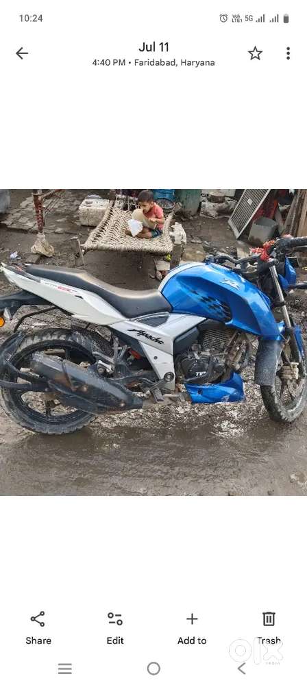 Kam chali h bike one hand